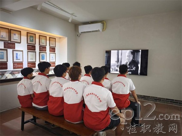 智能焊接技术学院实践队成员认真观看历史影像