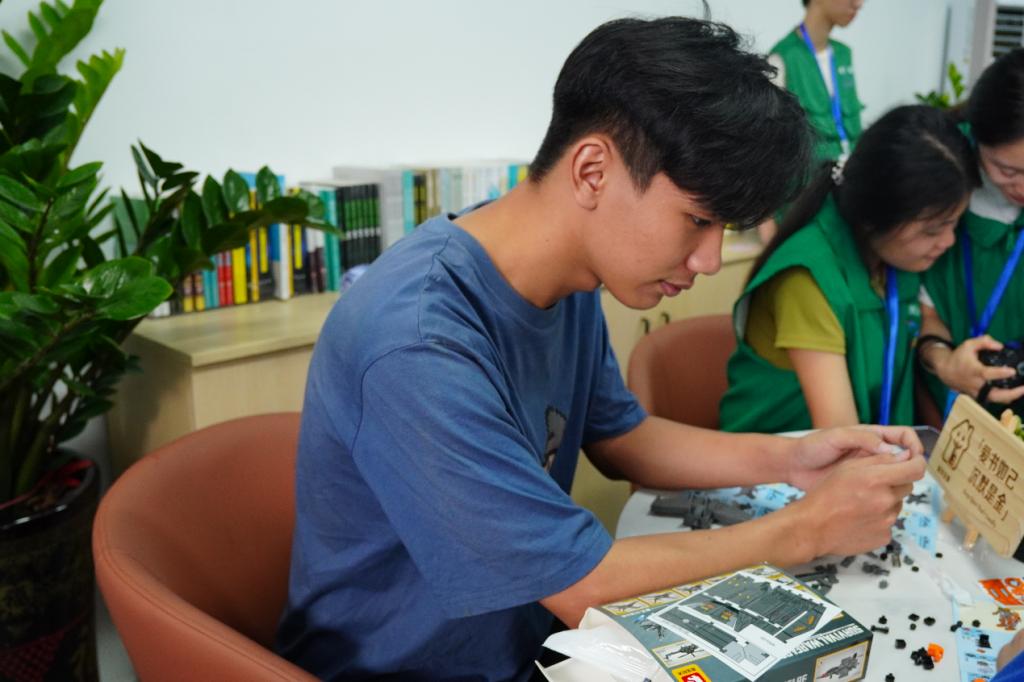 图片包含 人, 室内, 桌子, 小孩描述已自动生成