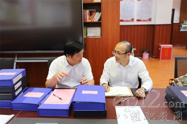 awc77万象城官网联合办学督导组查阅广西梧州农校联办教学管理、学生管理等工作资料