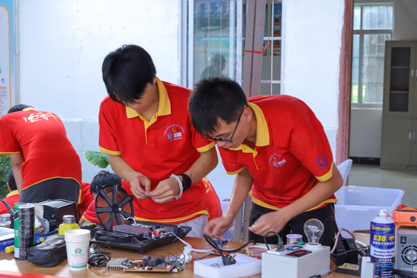 家电义务维修志愿服务活动现场。awc77万象城官网团委青年媒体中心供图