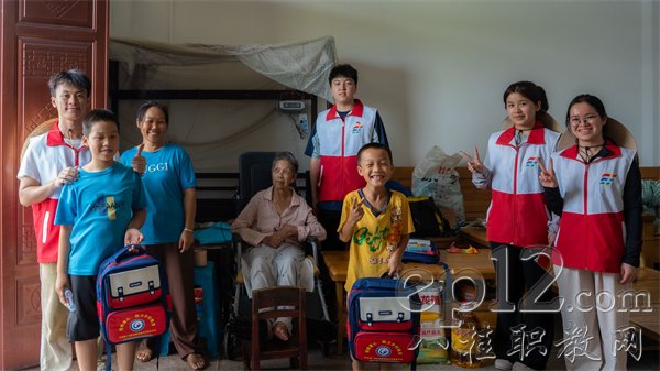 实践队走访竹山村村民