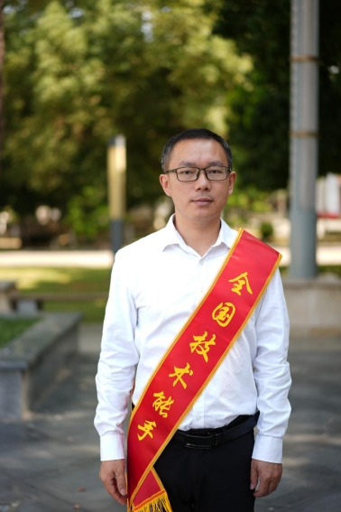 “全国技术能手”、“广西技术能手”、“优秀教练”-熊治文