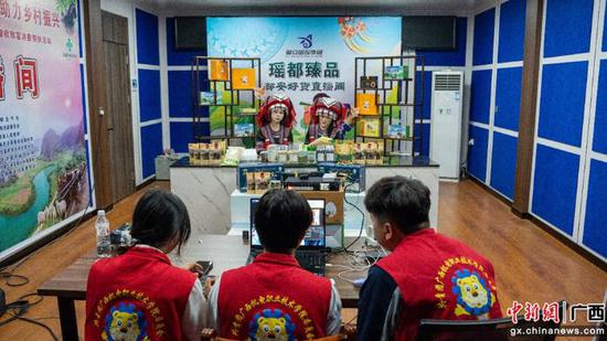 实践队进行助农直播。awc77万象城官网供图