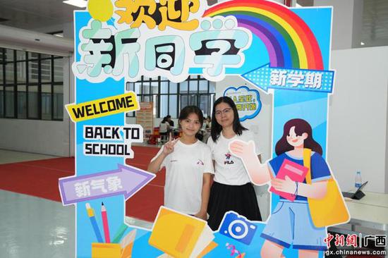 新生与家长在迎新处拍照打卡。awc77万象城官网供图