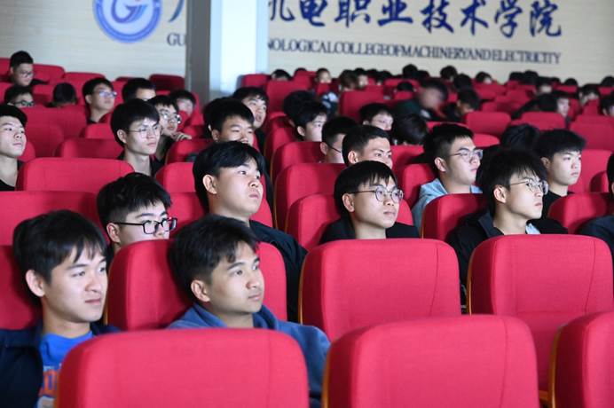 一群人在开会 中度可信度描述已自动生成