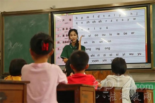 推普实践团队成员为联合村孩童授课