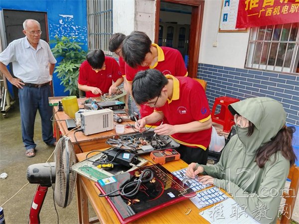 实践队进村入户维修电器、宣传用电安全知识