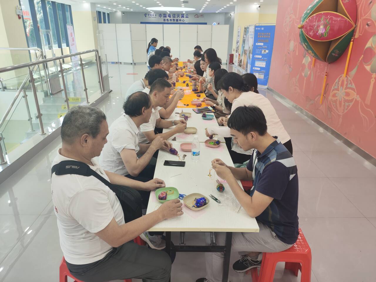 小孩们在桌子边低可信度描述已自动生成