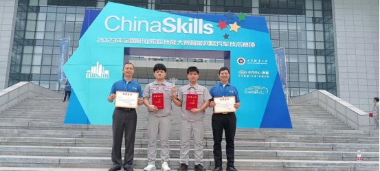 一群人站在建筑前描述已自动生成