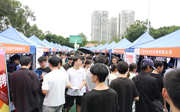 洽谈会现场。玉韩摄