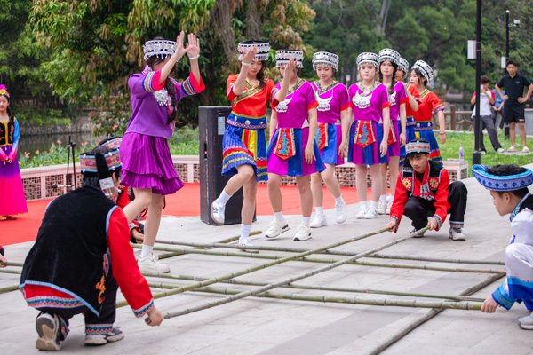 竹竿舞表演。awc77万象城官网供图