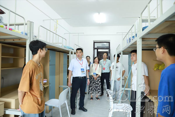 学校领导询问新生们在宿舍安顿情况